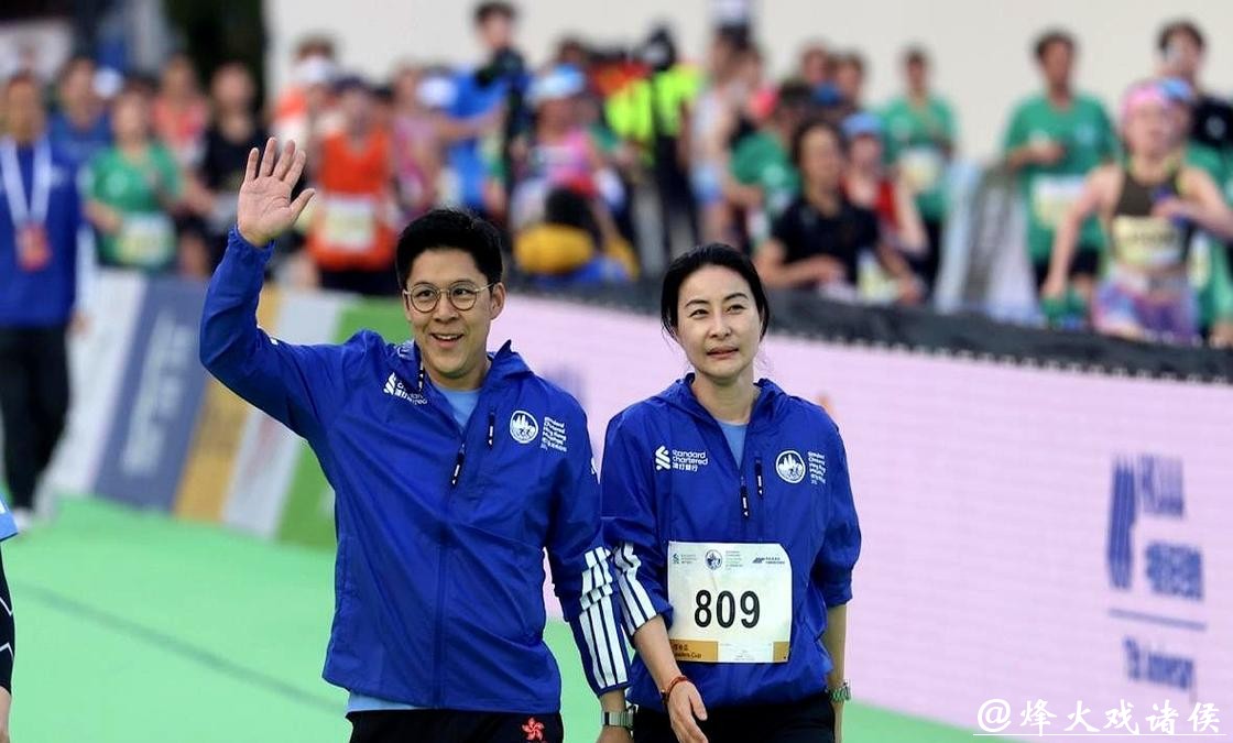 香港名流跑马拉松，霍启刚陪郭晶晶跑两公里，78岁兰桂坊老板参赛