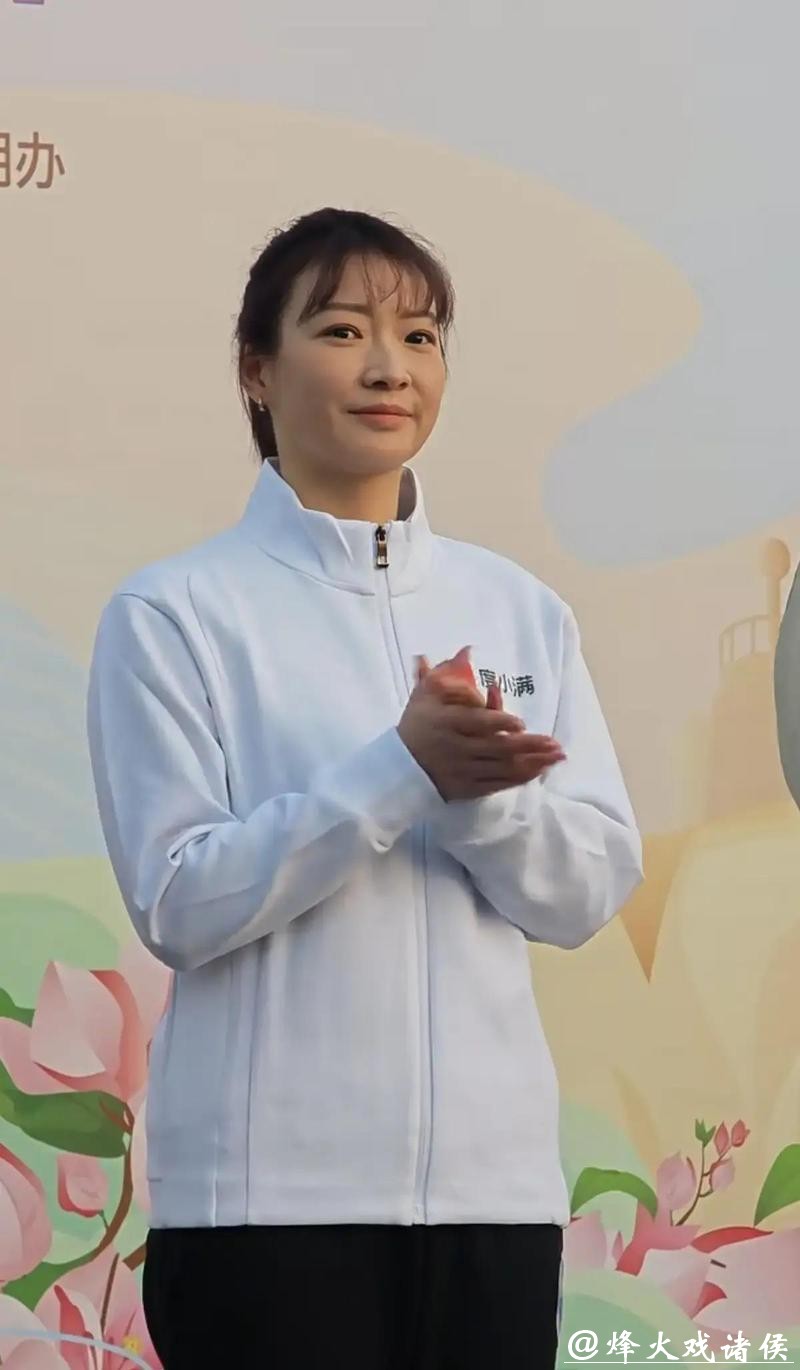 羽毛球黄雅琼婚后写真穿月光仙女裙，小腹平坦破怀孕传言脸有沧桑