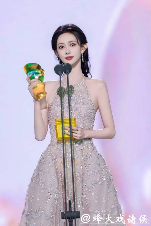 孟子义星光大赏摔出好身材!黑色礼服崩开瞬间,直男:这跤摔得值 孟子义星光大赏摔出好身材!黑色礼服崩开瞬间,直男:这跤摔得值